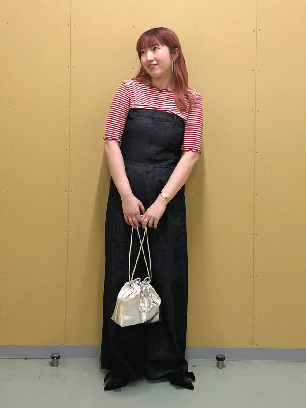 ブラック系のパンプス、シルバー系のショルダーバッグ、レッド系のTシャツ/カットソーを着用したレディースの夏コーディネートの4枚目の写真