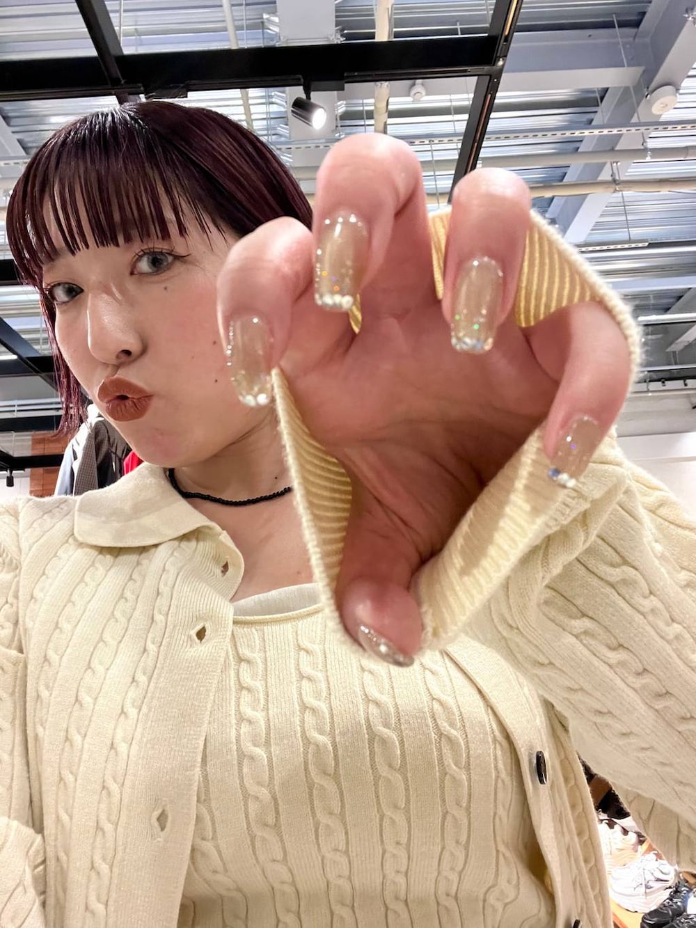 ホワイト系のTシャツ/カットソー、グリーン系のシャツ/ブラウス、ホワイト系のカーディガン/ボレロを着用したレディースの秋コーディネートの2枚目の写真