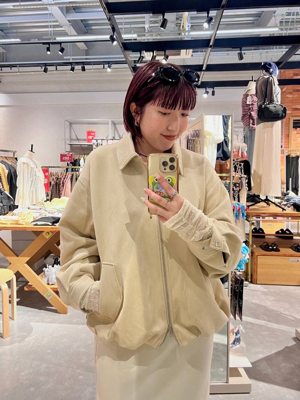 ホワイト系のTシャツ/カットソー、ブラウン系のローファー、ホワイト系のブルゾンを着用したレディースの秋コーディネートの4枚目の写真