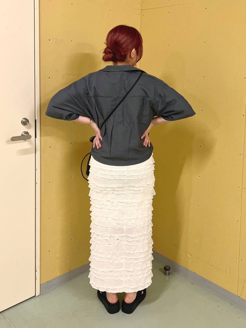 ホワイト系のスカート、グレー系のセットアップ、ブラック系のサンダルを着用したレディースの夏コーディネートの3枚目の写真