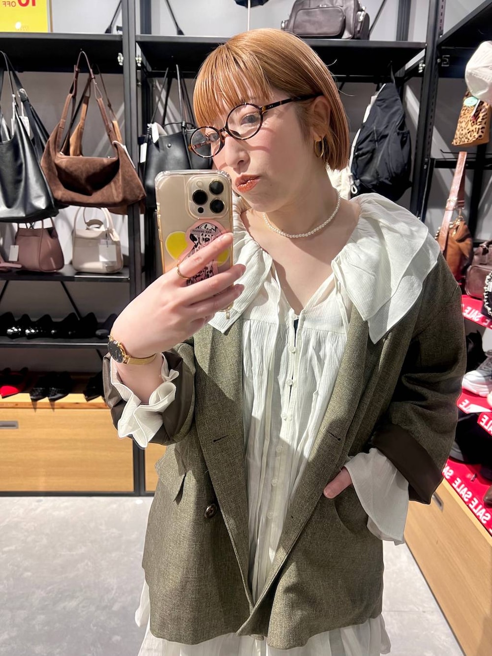 ブラウン系のテーラードジャケット、ホワイト系のシャツ/ブラウス、ブラック系のその他パンツを着用したレディースの春コーディネートの2枚目の写真