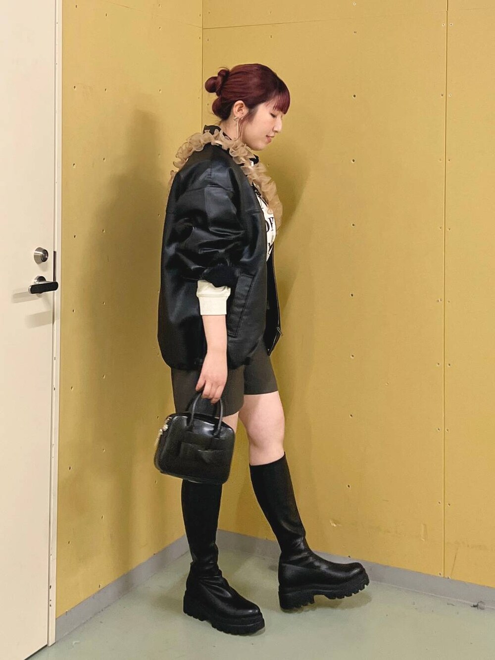 ブラック系のブーツ、グレー系のその他パンツ、ブラック系のブルゾンを着用したレディースの秋コーディネートの2枚目の写真