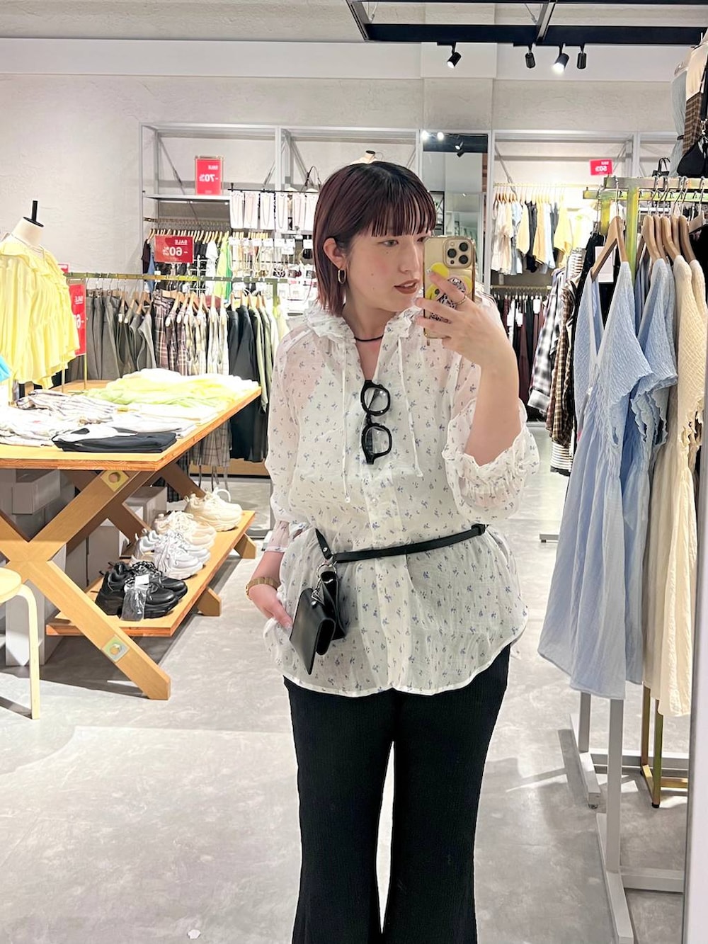 ブラック系のTシャツ/カットソー、その他のシャツ/ブラウス、ブラック系のサンダルを着用したレディースの秋コーディネートの3枚目の写真