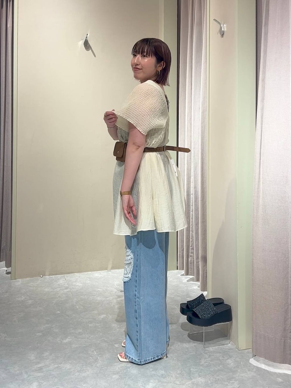 ホワイト系のシャツ/ブラウス、ブルー系のデニムパンツ、ブラウン系のタンクトップを着用したレディースの夏コーディネートの2枚目の写真