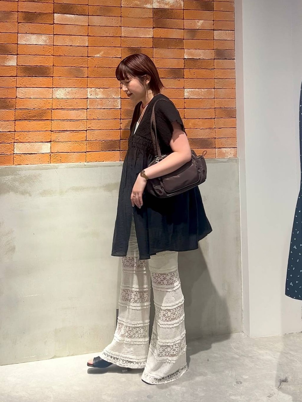ブラック系のシャツ/ブラウス、ホワイト系のその他パンツ、ブラック系のサンダルを着用したレディースの夏コーディネートの2枚目の写真