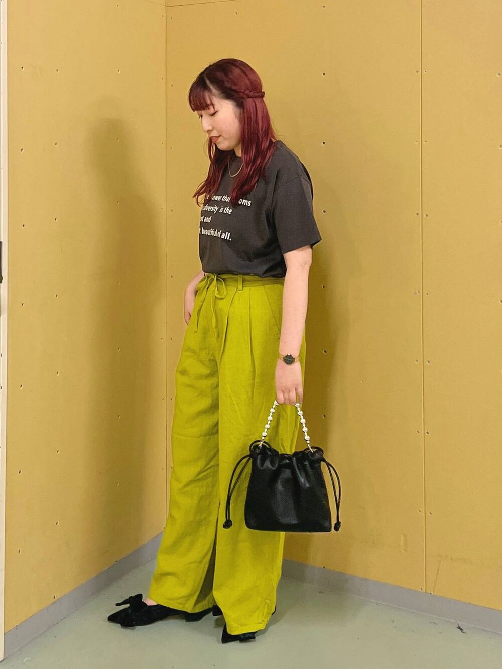ブラック系のパンプス、ブラック系のショルダーバッグ、グレー系のTシャツ/カットソーを着用したレディースの夏コーディネートの2枚目の写真