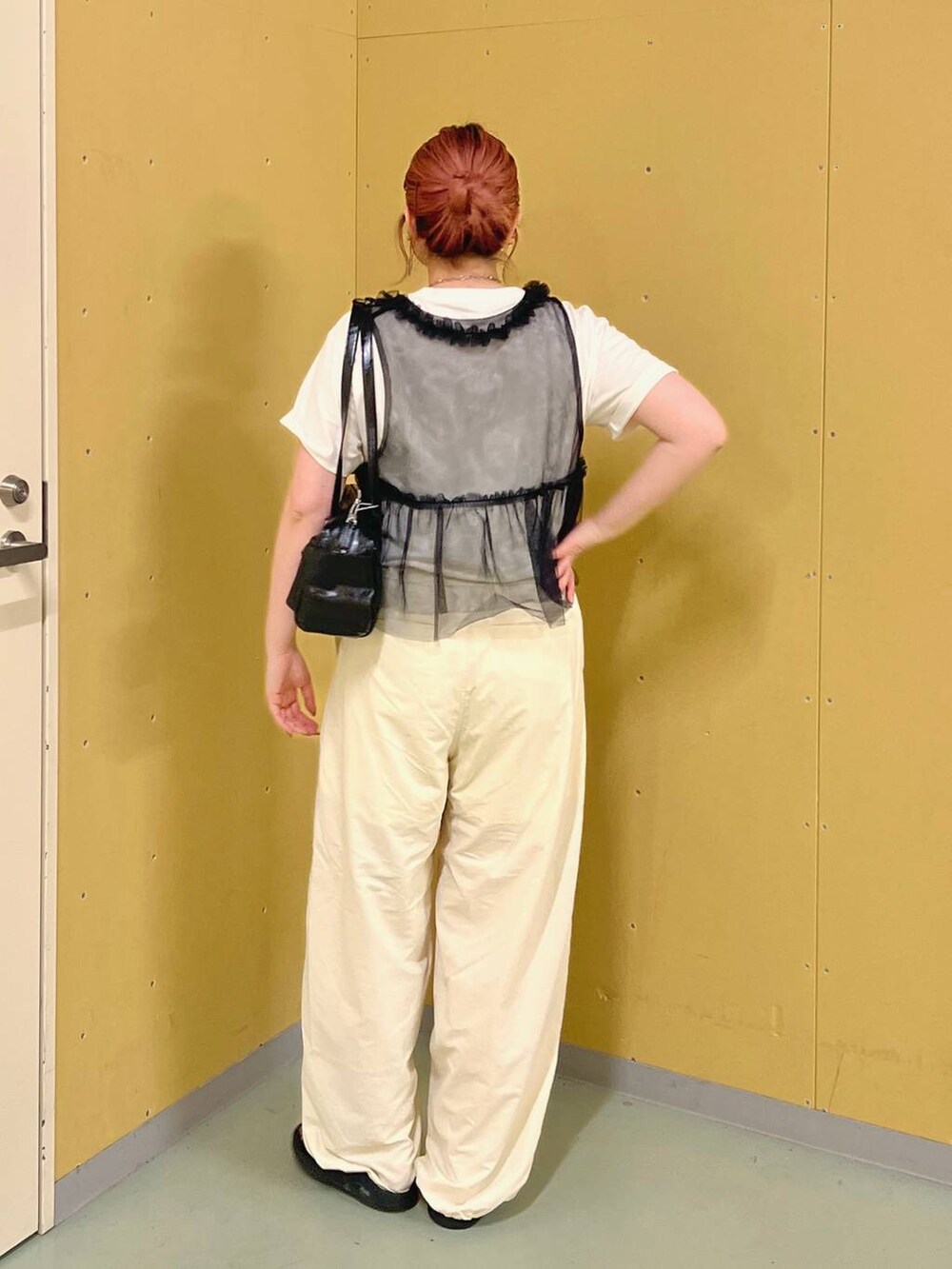 ホワイト系のカーゴパンツ、ブラック系のシャツ/ブラウス、ブラック系のサンダルを着用したレディースの夏コーディネートの3枚目の写真