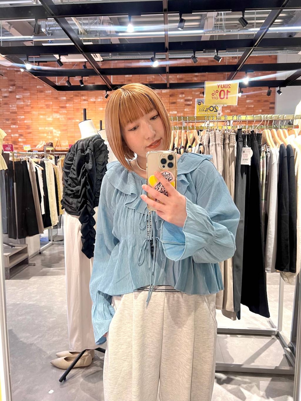 グレー系のスウェットパンツ、ブラック系のローファー、グレー系のタンクトップを着用したレディースの春コーディネートの3枚目の写真