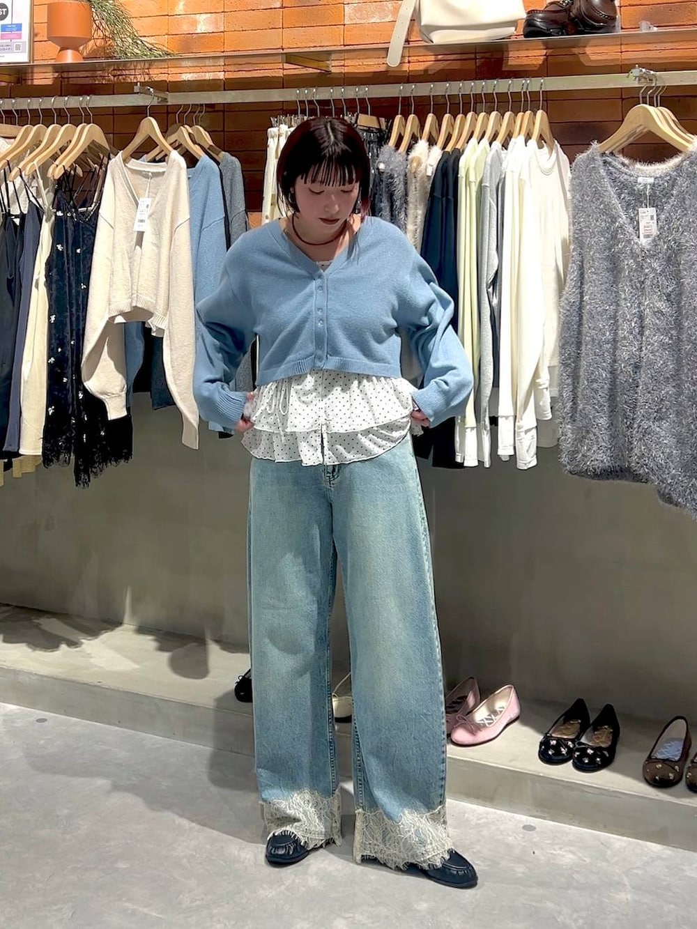 ブルー系のカーディガン/ボレロ、ブラック系のローファー、ホワイト系のTシャツ/カットソーを着用したレディースの秋コーディネートの5枚目の写真