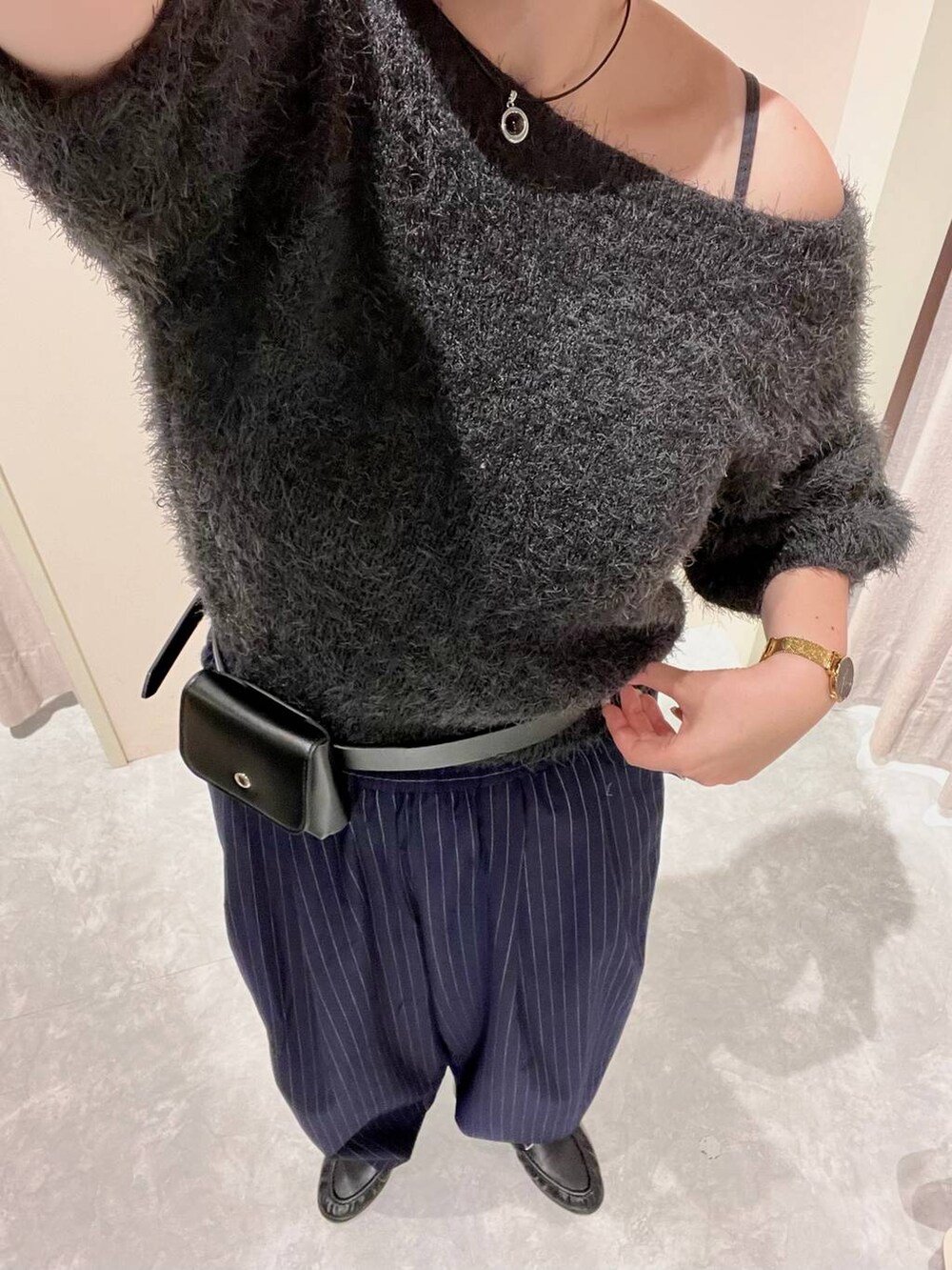 グレー系のカーディガン/ボレロ、ブラック系のローファー、ブルー系のその他パンツを着用したレディースの秋コーディネートの2枚目の写真