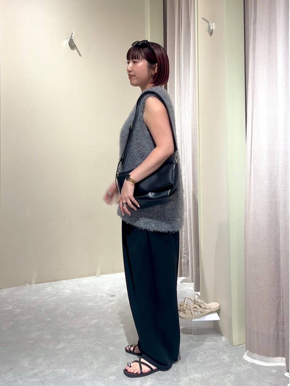 ブラック系のショルダーバッグ、ブラック系のスウェットパンツ、ブラック系のタンクトップを着用したレディースの秋コーディネートの2枚目の写真
