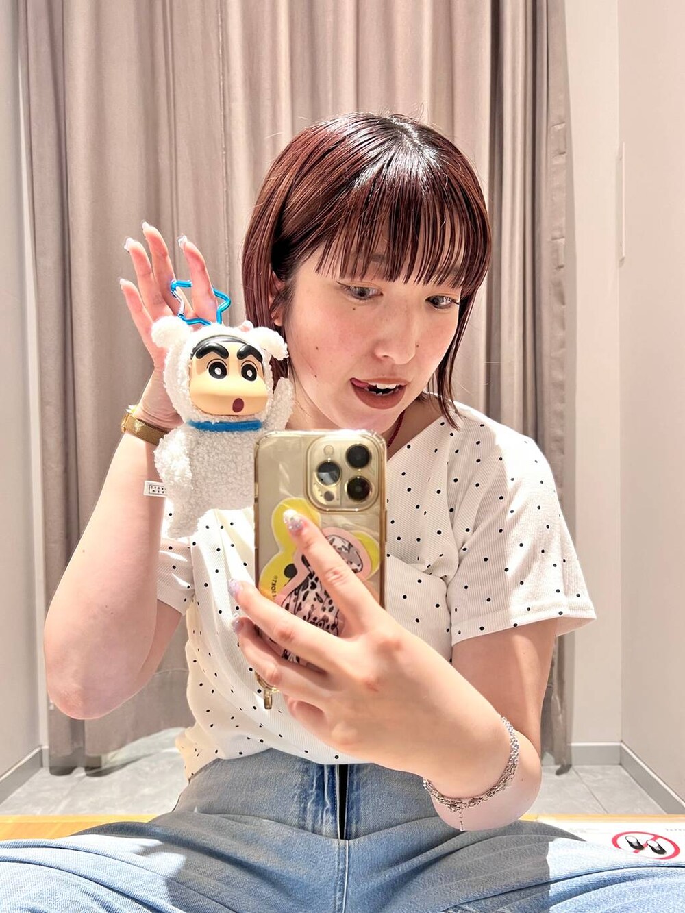 ベージュ系のTシャツ/カットソー、ブルー系のデニムパンツ、その他のエコバッグ/サブバッグを着用したレディースの夏コーディネートの3枚目の写真