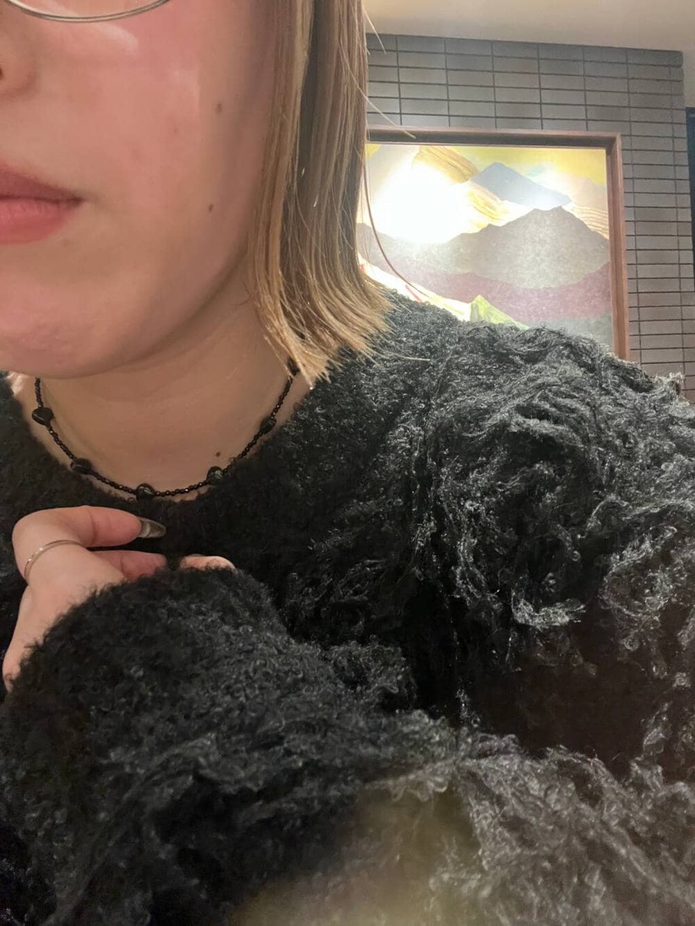 グレー系のスウェットパンツ、ブラウン系のブルゾン、ブラック系のショルダーバッグを着用したレディースの秋コーディネートの4枚目の写真