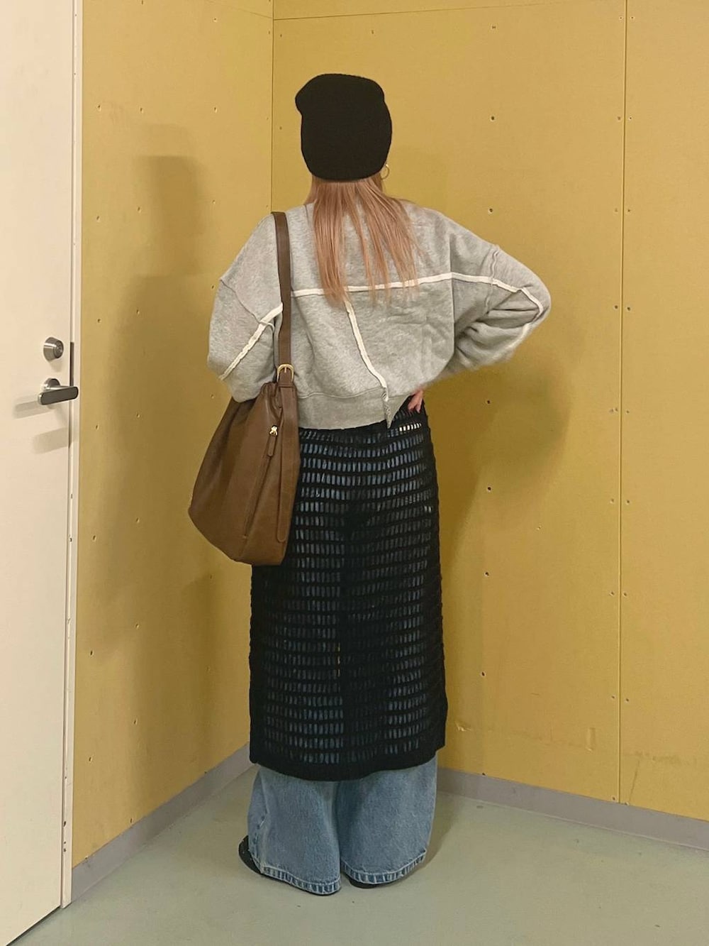 ブラック系のローファー、ブラウン系のショルダーバッグ、ブラック系のワンピースを着用したレディースの冬コーディネートの3枚目の写真