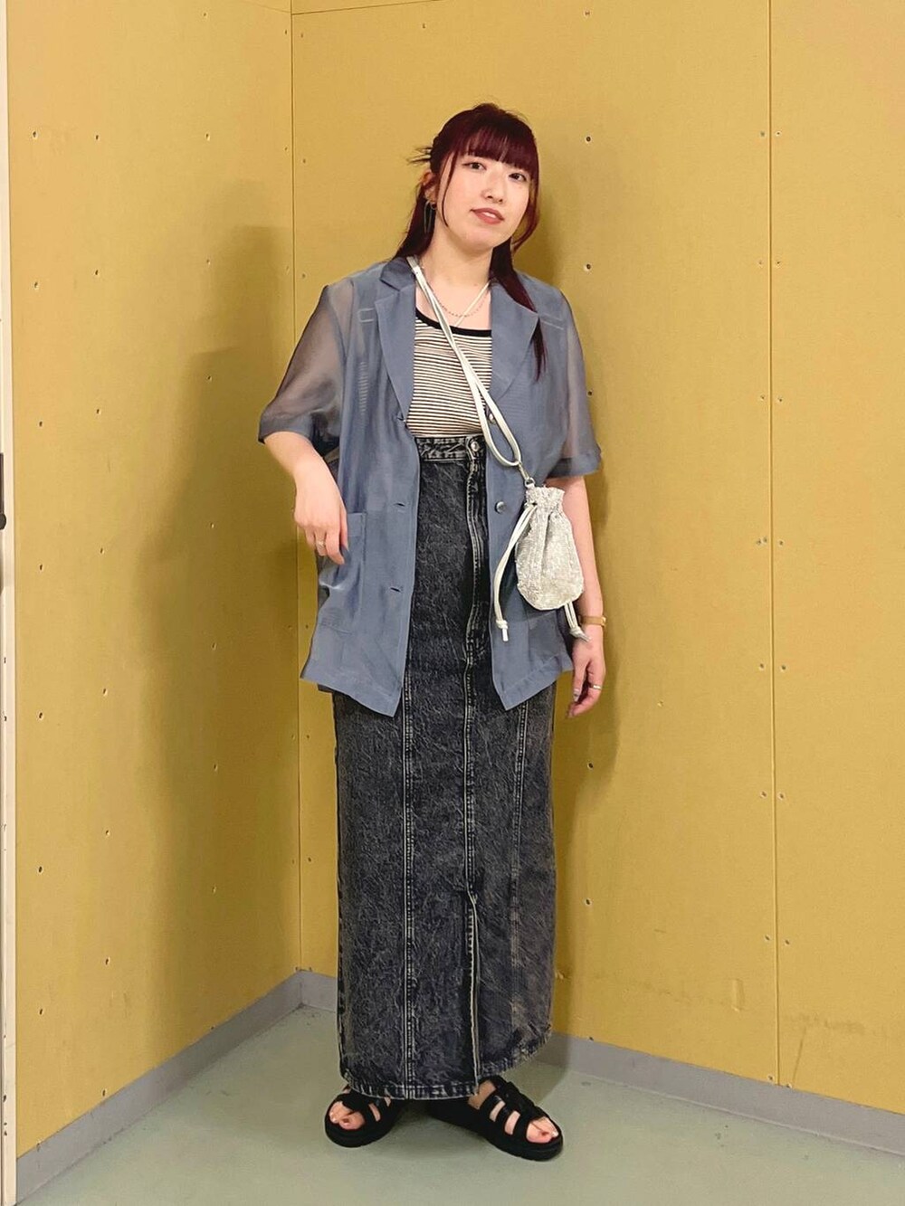 ブラック系のジャンパースカート、ブルー系のシャツ/ブラウス、ブラック系のタンクトップを着用したレディースの夏コーディネートの5枚目の写真