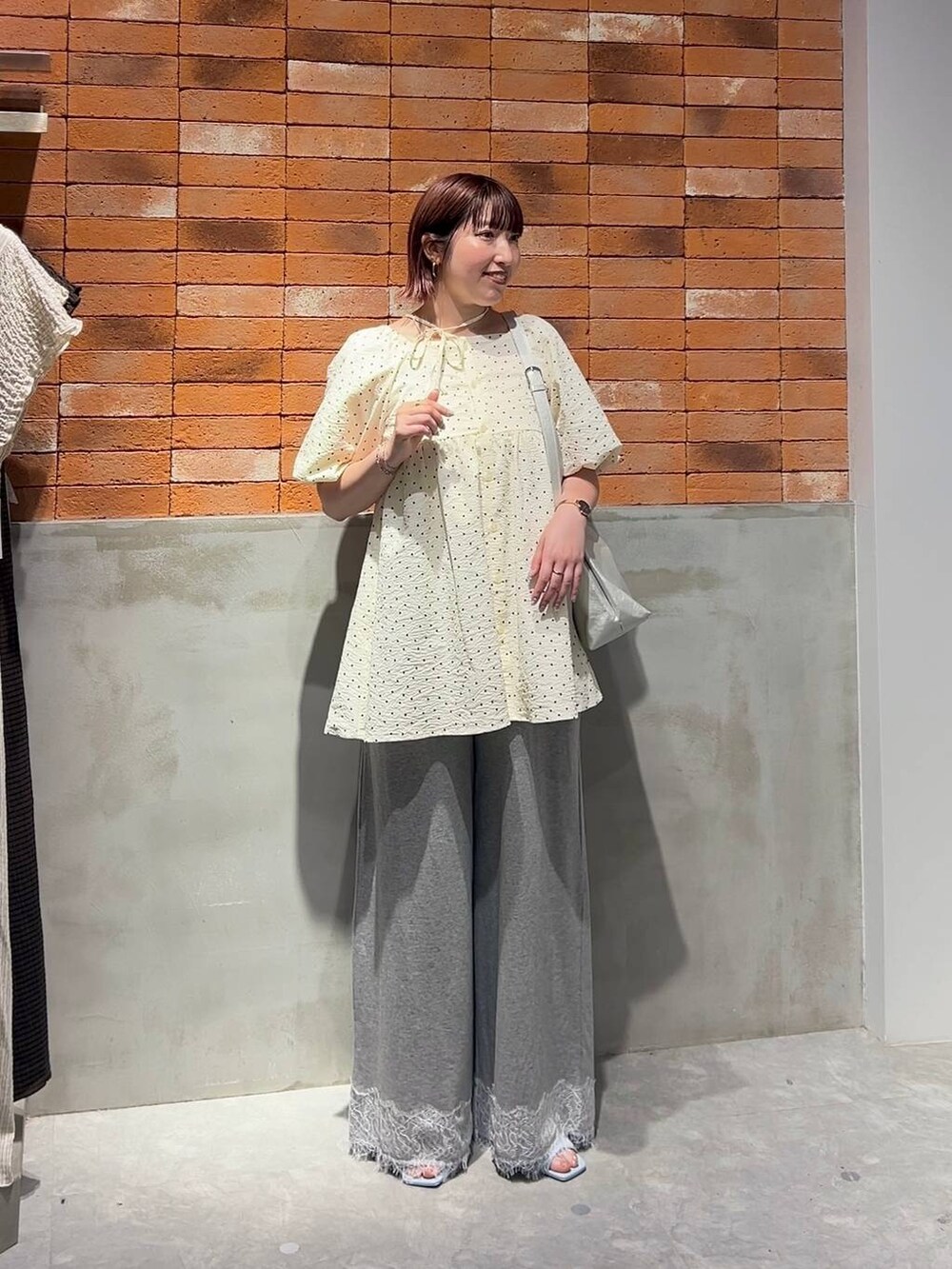 シルバー系のショルダーバッグ、その他のシャツ/ブラウス、ブルー系のサンダルを着用したレディースの夏コーディネートの5枚目の写真
