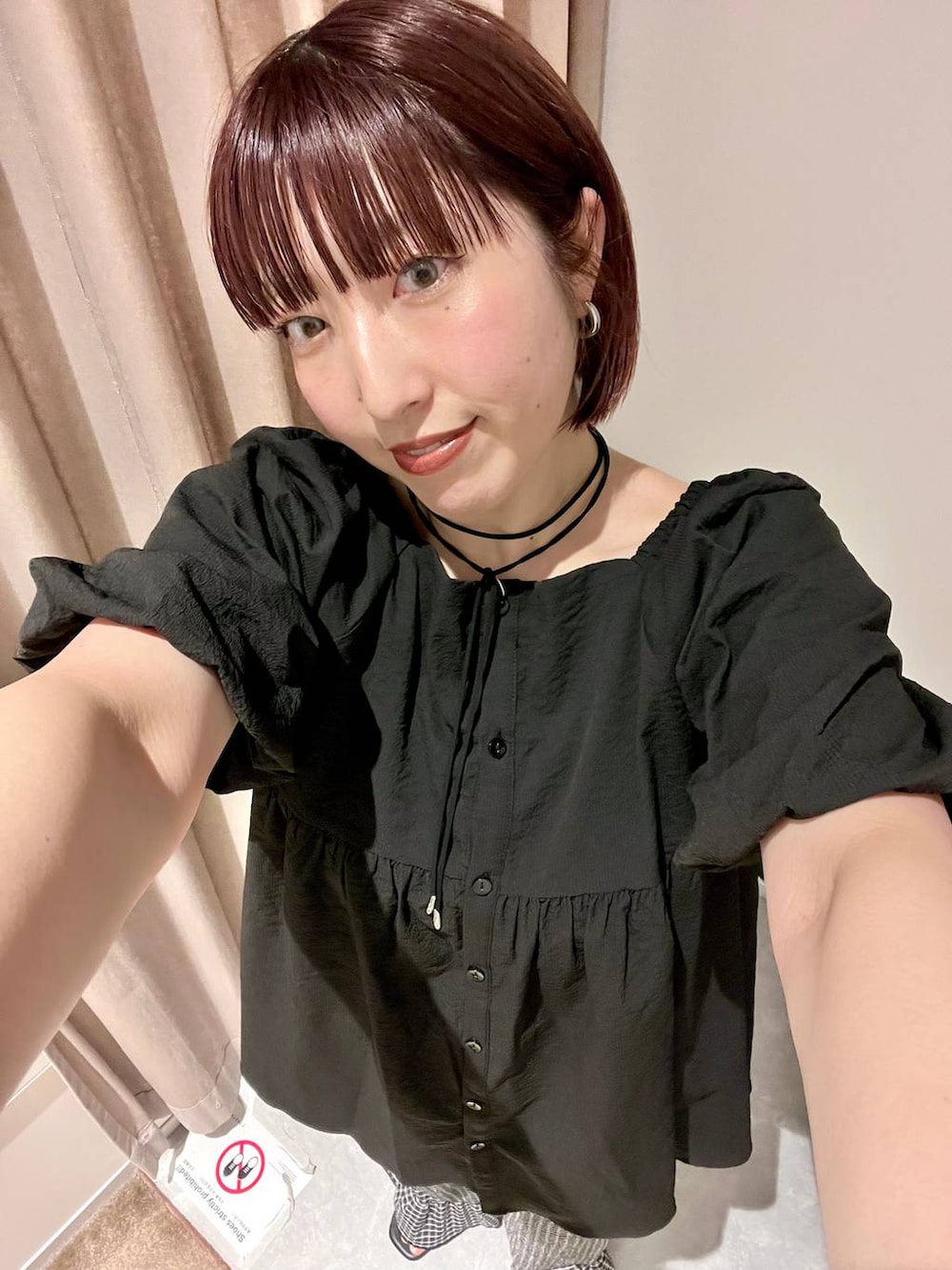 ブラック系のサンダル、ブラック系のシャツ/ブラウス、ブラック系のその他パンツを着用したレディースの夏コーディネートの2枚目の写真