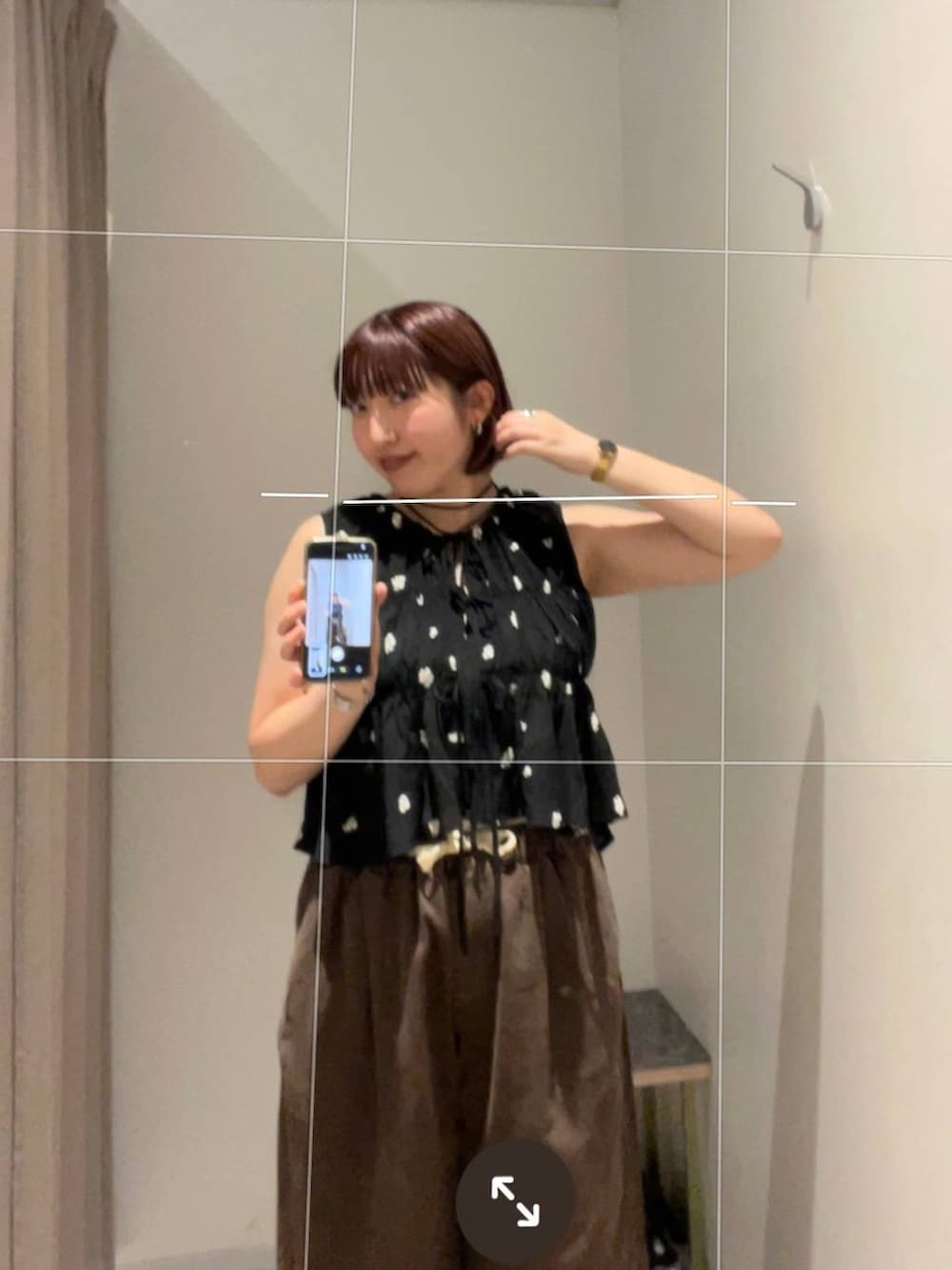 ゴールド系のタンクトップ、ブラック系のサンダル、ブラック系のシャツ/ブラウスを着用したレディースの夏コーディネートの3枚目の写真