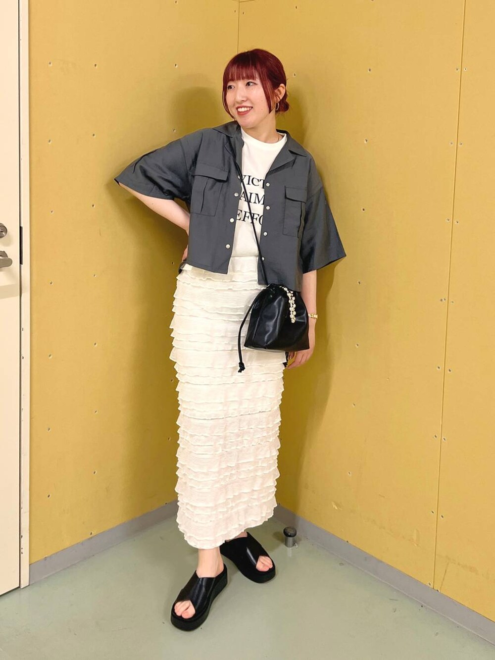 ホワイト系のスカート、グレー系のセットアップ、ブラック系のサンダルを着用したレディースの夏コーディネートの4枚目の写真