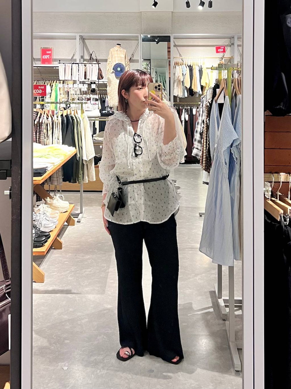 ブラック系のTシャツ/カットソー、その他のシャツ/ブラウス、ブラック系のサンダルを着用したレディースの秋コーディネートの6枚目の写真