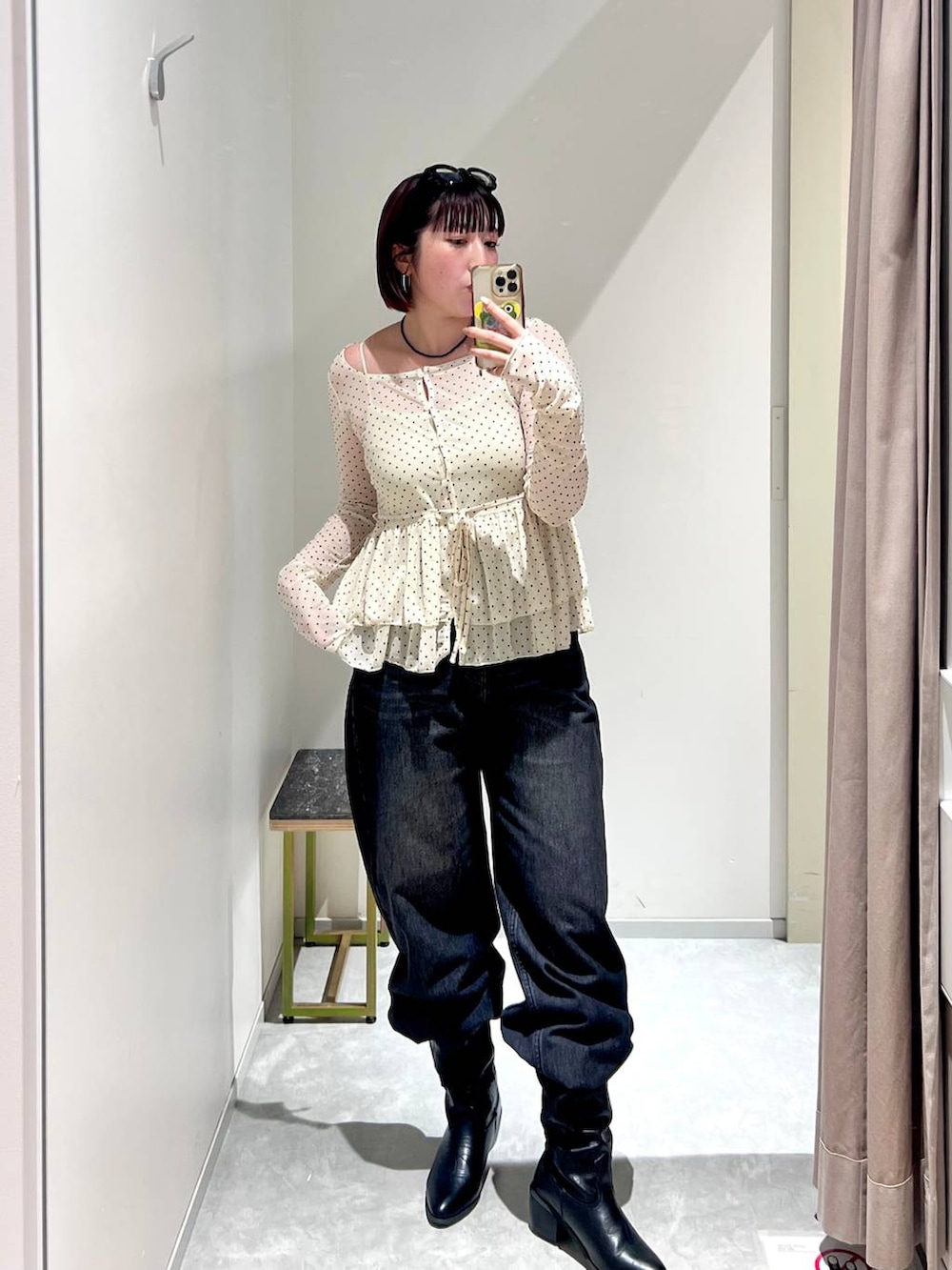 ホワイト系のTシャツ/カットソー、ブラック系のデニムパンツを着用したレディースの秋コーディネートの3枚目の写真