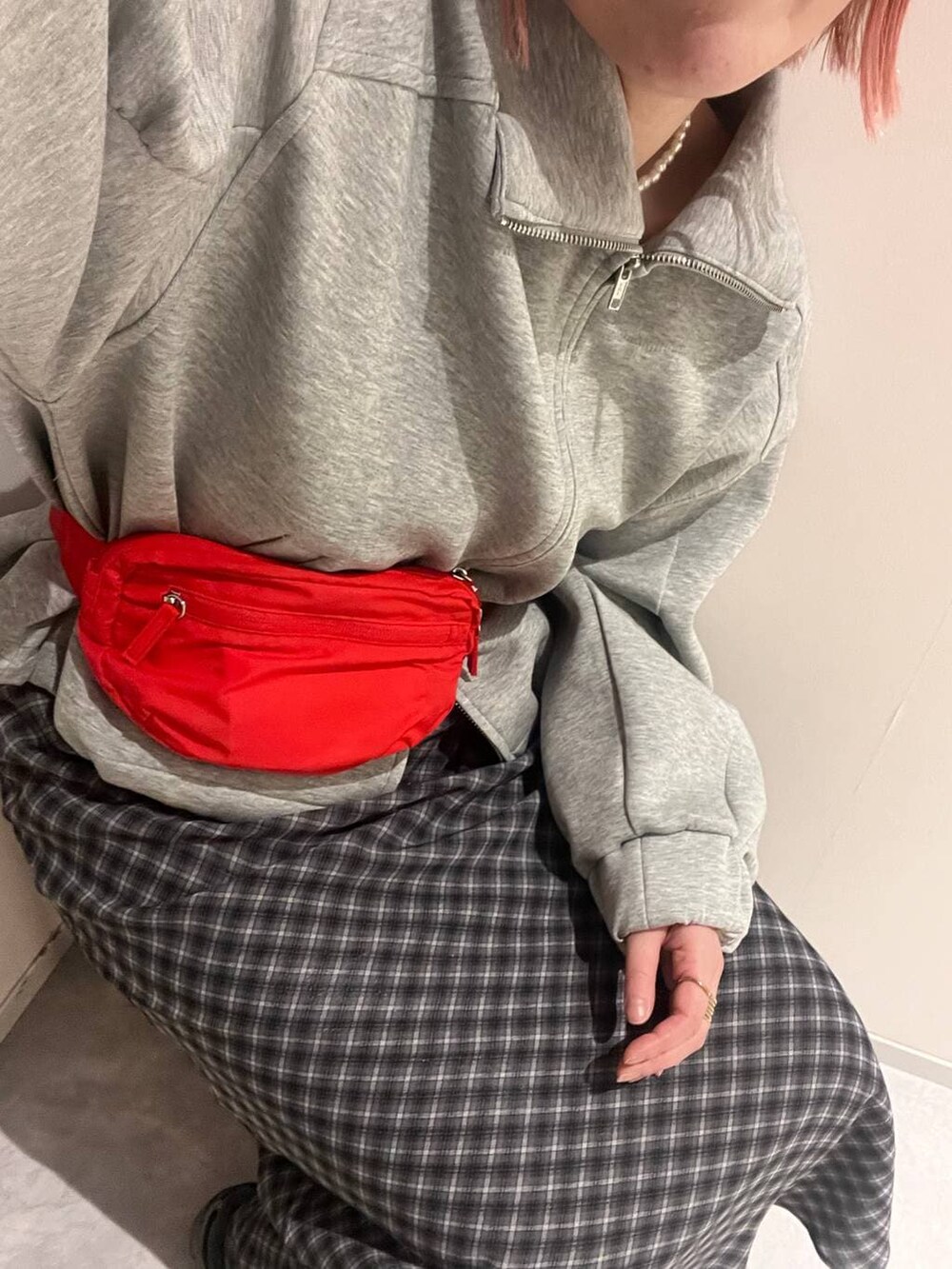 レッド系のボディバッグ/ウエストポーチ、グレー系のスカート、グレー系のスウェットを着用したレディースの冬コーディネートの5枚目の写真