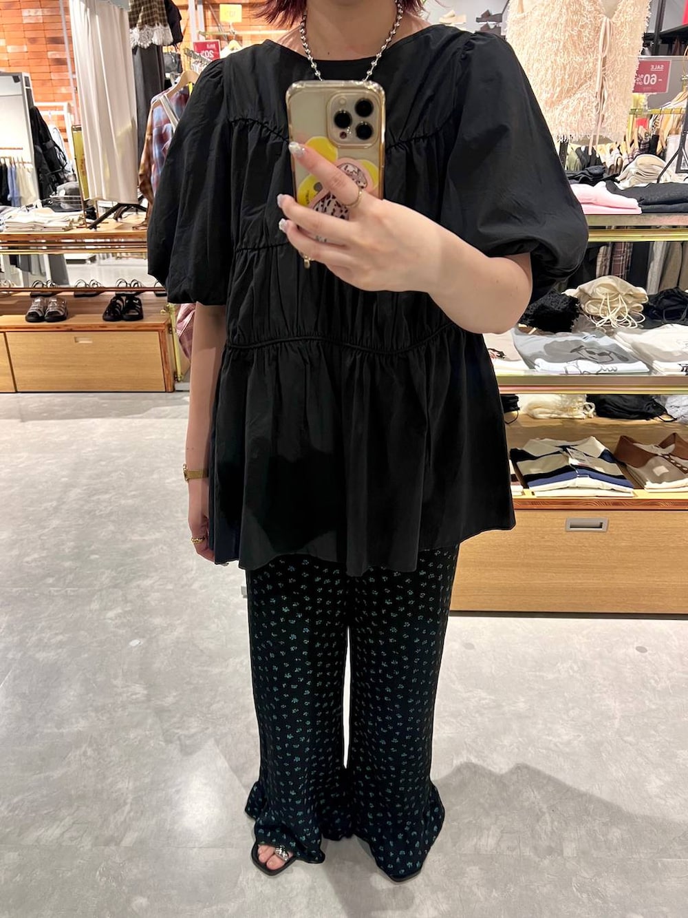 ブラック系のその他パンツ、ブラック系のシャツ/ブラウス、ブラック系のサンダルを着用したレディースの夏コーディネートの2枚目の写真
