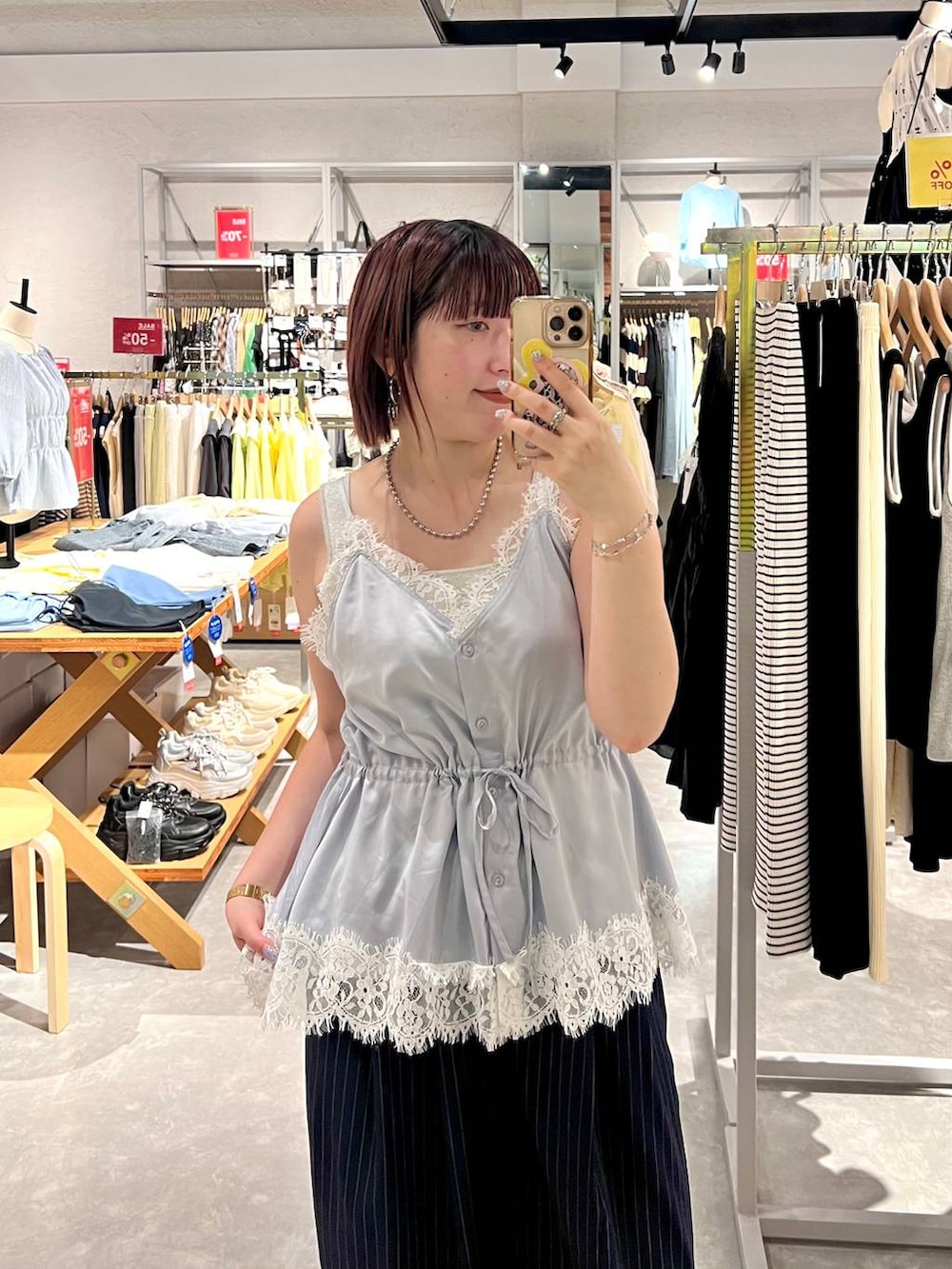 ブルー系のキャミソール、シルバー系のタンクトップ、ブルー系のその他パンツを着用したレディースの夏コーディネートの3枚目の写真
