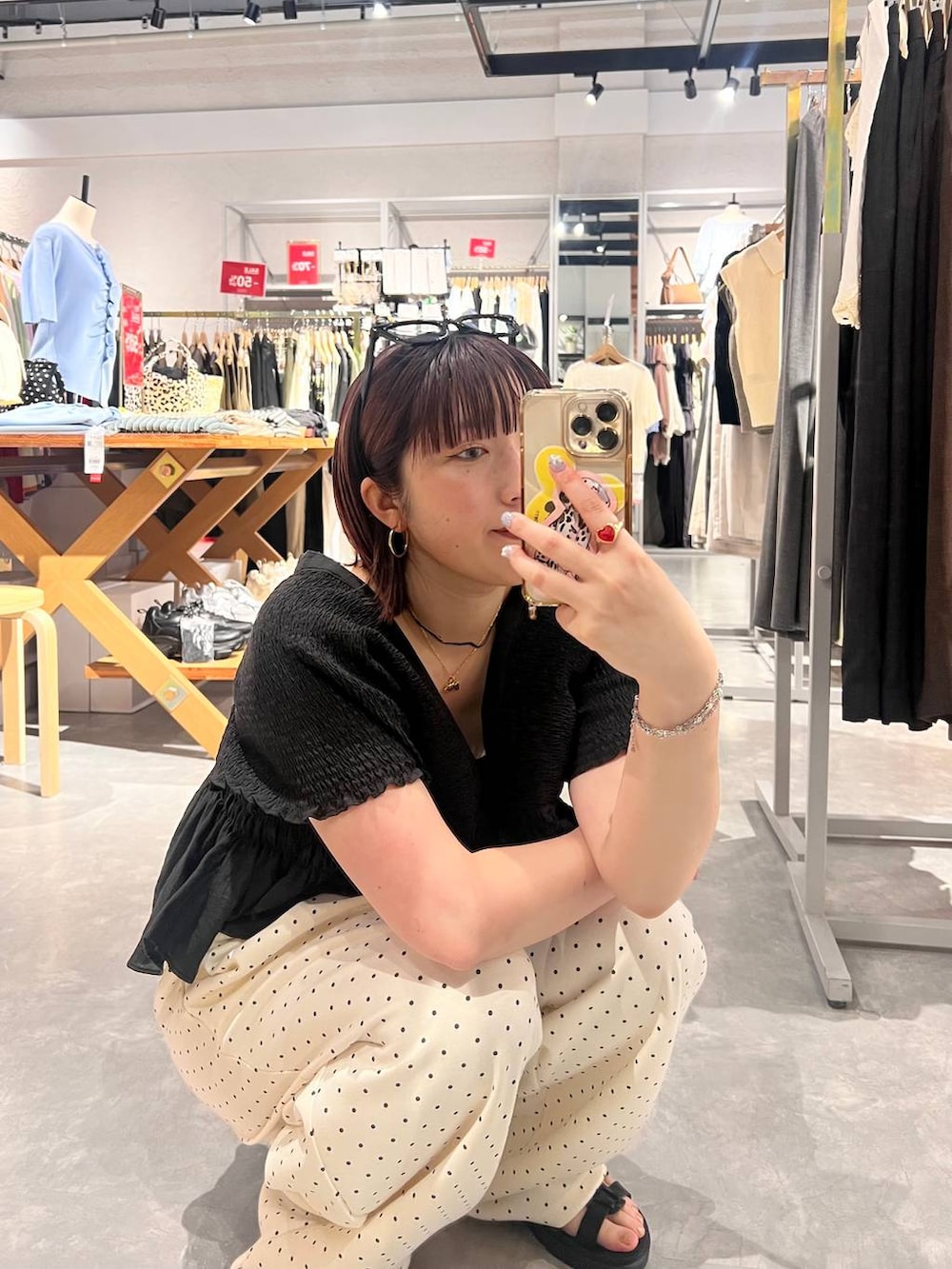 ホワイト系のスウェットパンツ、ブラック系のタンクトップ、ブラック系のサンダルを着用したレディースの夏コーディネートの3枚目の写真