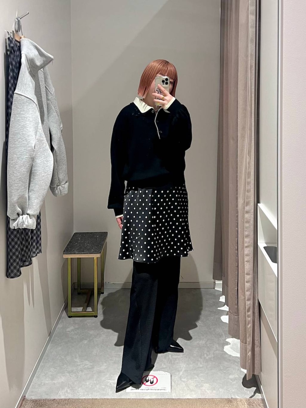 ブラック系のスカート、ブラック系のパンプス、ブラック系のニット/セーターを着用したレディースの冬コーディネートの5枚目の写真