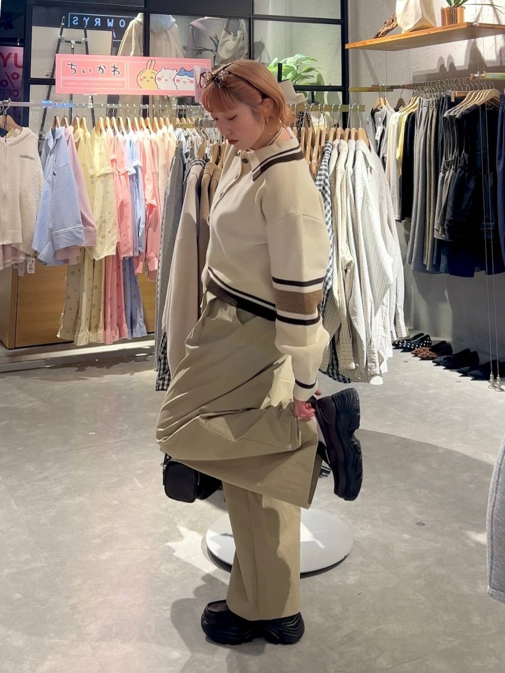 ブラウン系のボストンバッグ、ブラウン系のローファー、ベージュ系のその他パンツを着用したレディースの冬コーディネートの5枚目の写真