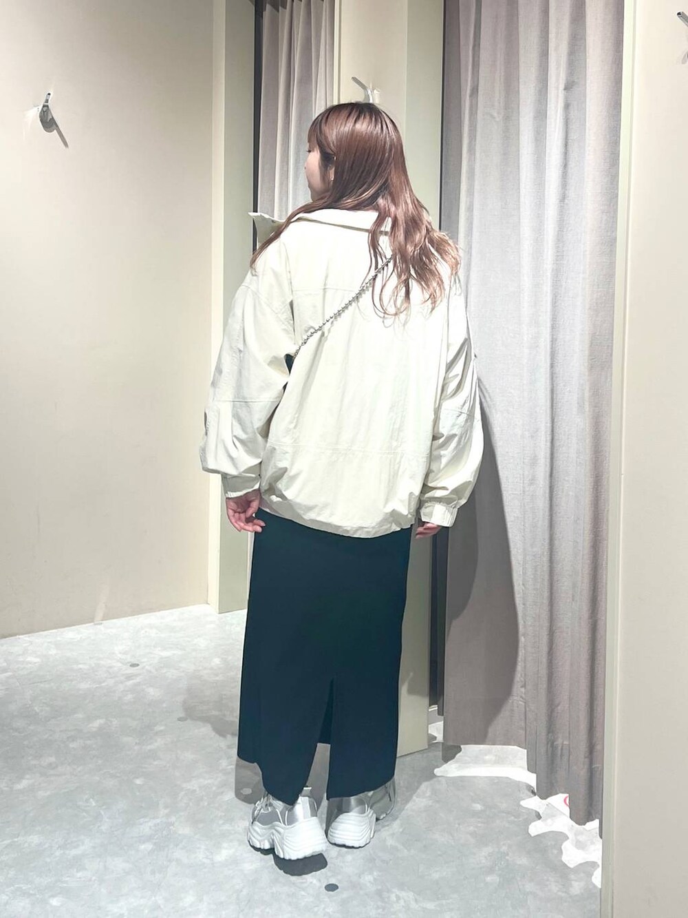 「体型カバー、メンズライク、差し色コーデ、LOWRYS FARM、ローリーズスタイル_LOWRYS FARM、大人女子カジュアル_LOWRYS FARM、大人カジュアル、ラフ、おでかけ、旅行、デートコーデ、アウター、ブルゾン、スウェット、オーバーサイズ」｜「LOWRYS FARMのカットリブタイトスカート　103920（スカート、ブラック系）」を使った、kanamiさん（レディース・159cm）の春コーディネートの2枚目の写真