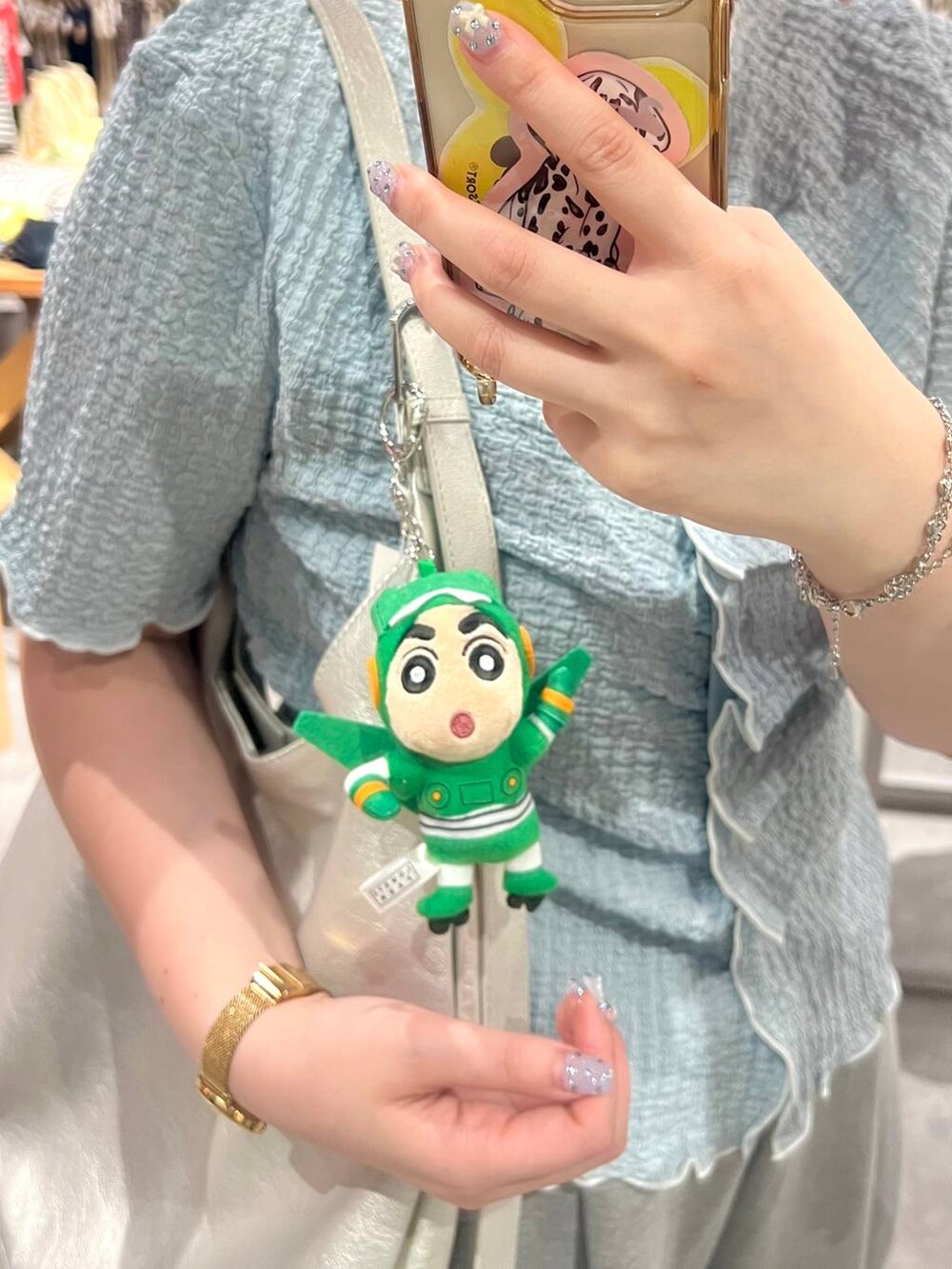 グレー系のスウェットパンツ、ブルー系のカーディガン/ボレロ、シルバー系のショルダーバッグを着用したレディースの夏コーディネートの4枚目の写真