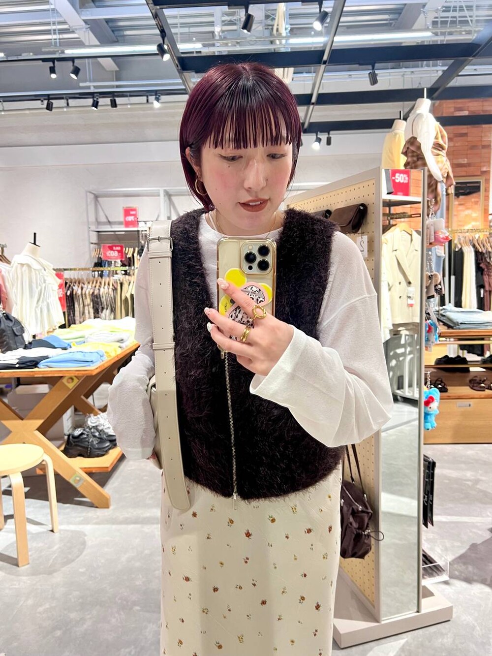 ホワイト系のショルダーバッグ、ホワイト系のスカート、ホワイト系のTシャツ/カットソーを着用したレディースの夏コーディネートの2枚目の写真