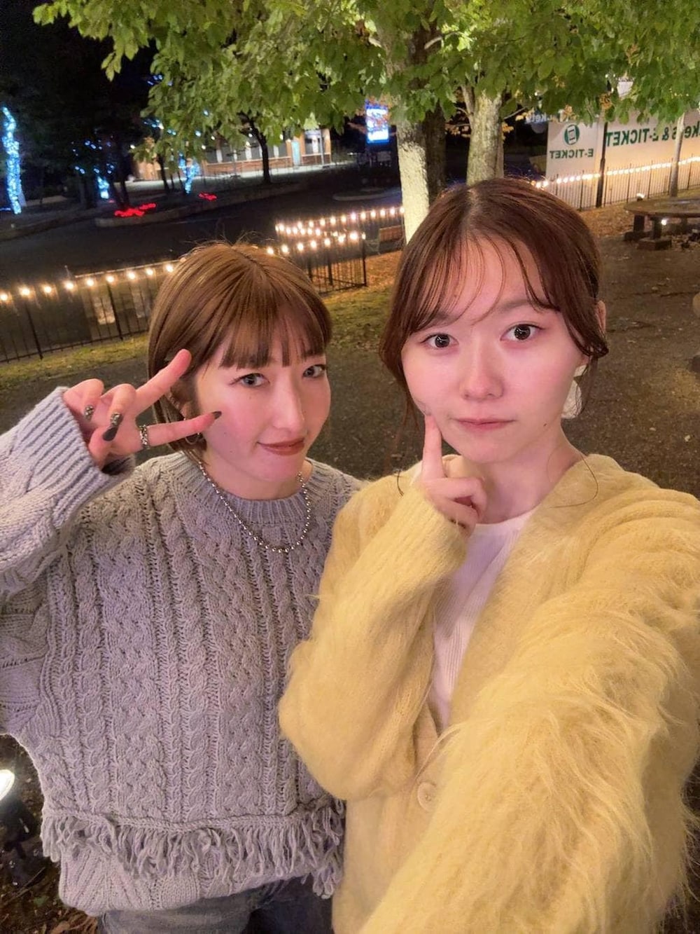 シルバー系のパンプス、ブラック系のデニムパンツ、ブルー系のニット/セーターを着用したレディースの秋コーディネートの5枚目の写真