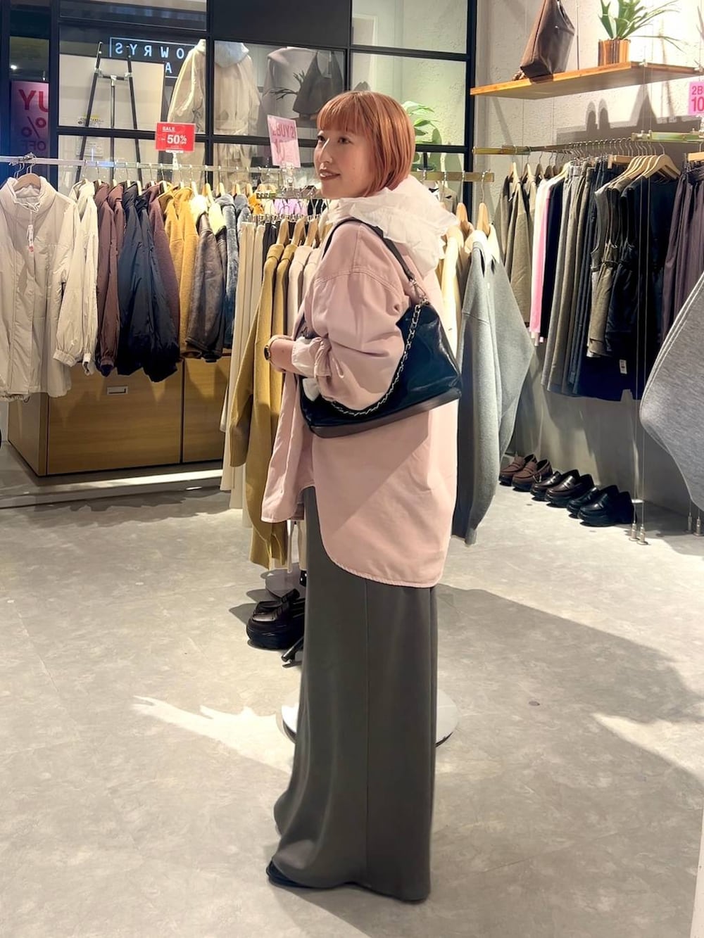 グレー系のスカート、ホワイト系のシャツ/ブラウス、ピンク系のシャツ/ブラウスを着用したレディースの冬コーディネートの2枚目の写真