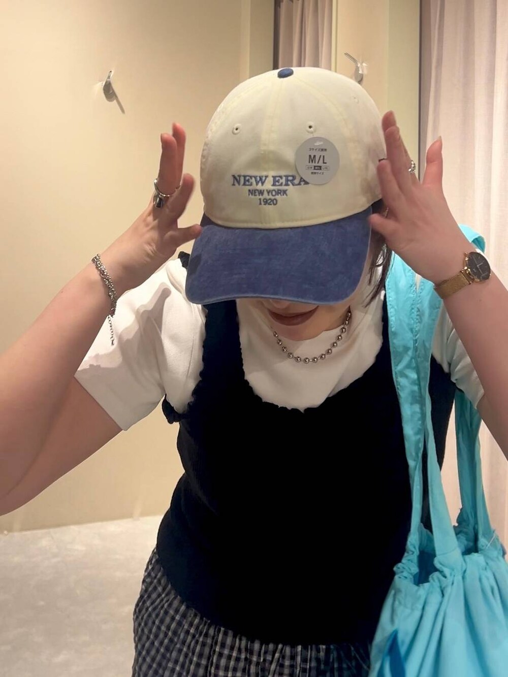 ホワイト系のTシャツ/カットソー、ブラック系のローファー、ブラック系のタンクトップを着用したレディースの夏コーディネートの8枚目の写真