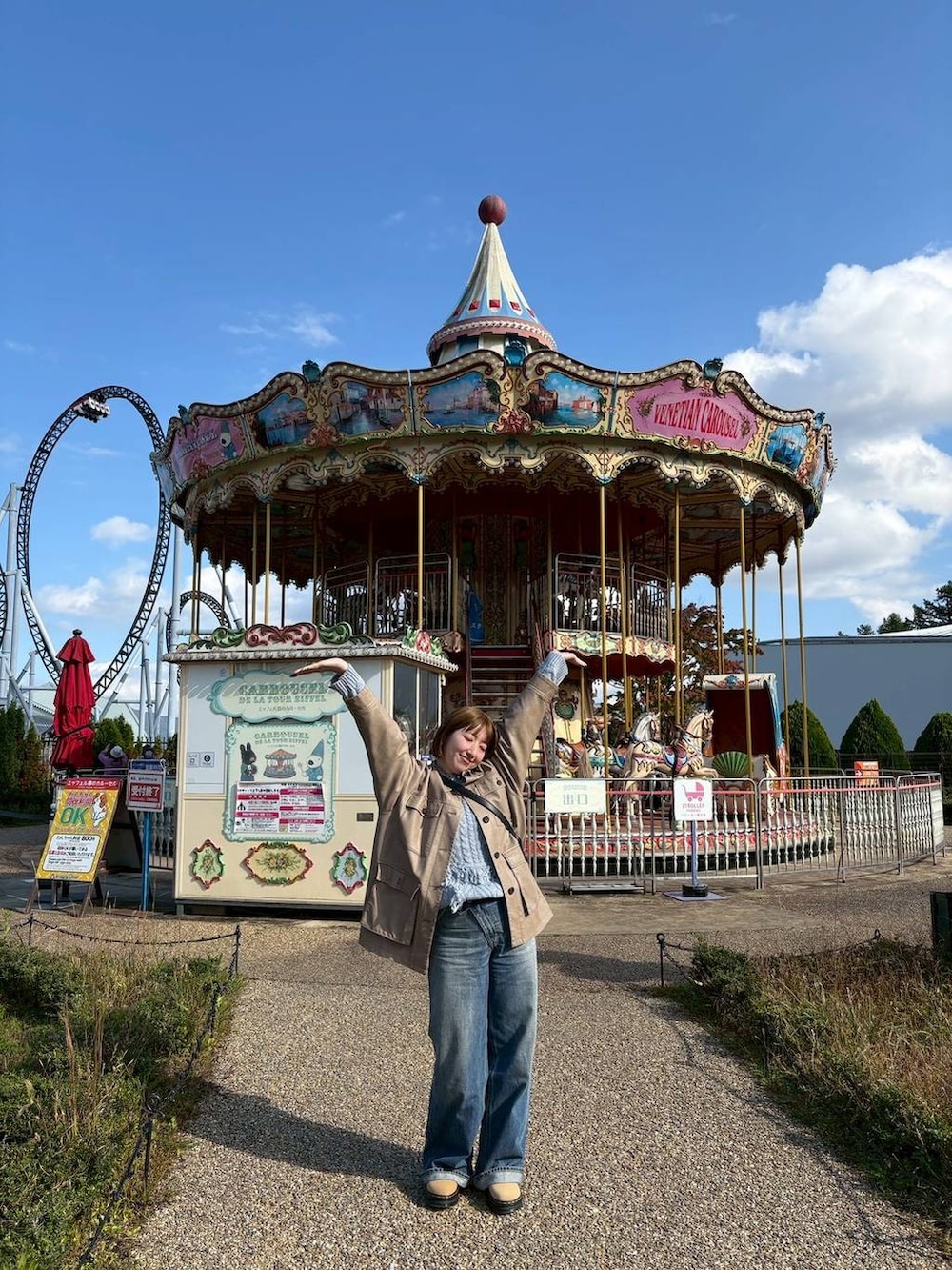 シルバー系のパンプス、ブラック系のデニムパンツ、ブルー系のニット/セーターを着用したレディースの秋コーディネートの4枚目の写真