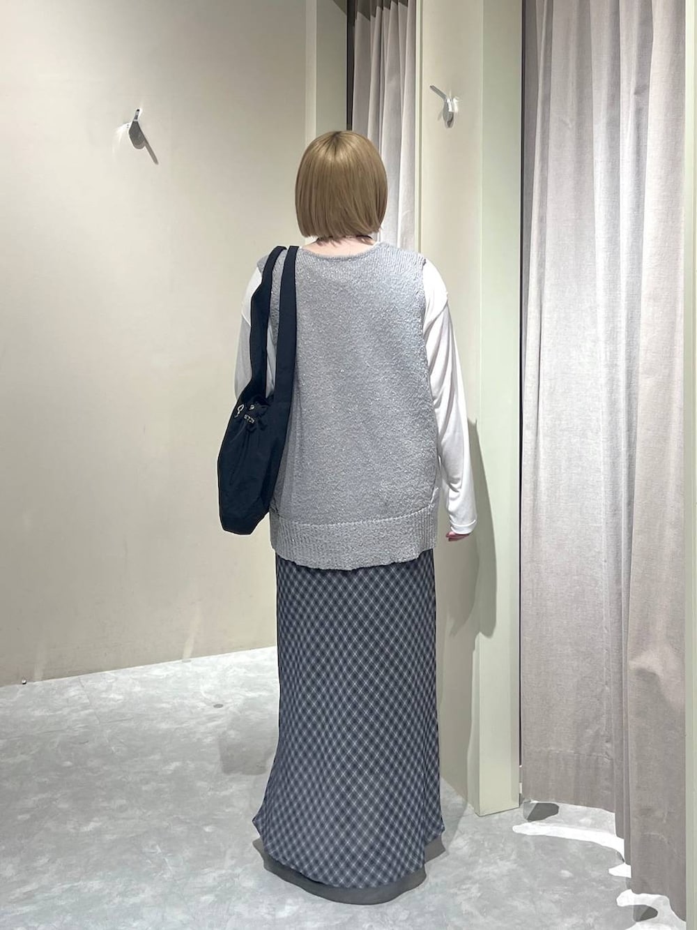 ホワイト系のTシャツ/カットソー、ブラック系のサンダル、グレー系のスカートを着用したレディースの春コーディネートの3枚目の写真