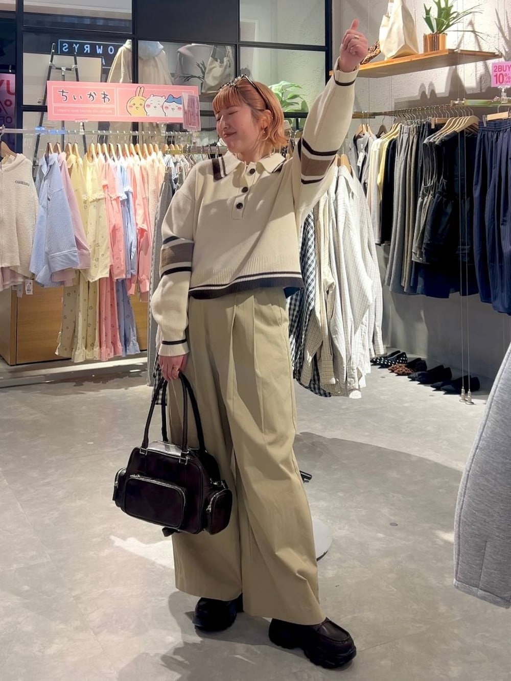 ブラウン系のボストンバッグ、ブラウン系のローファー、ベージュ系のその他パンツを着用したレディースの冬コーディネートの6枚目の写真