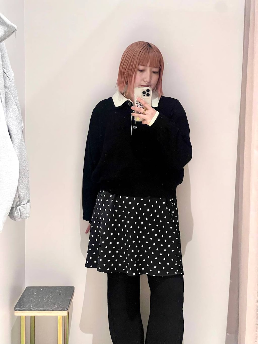 ブラック系のスカート、ブラック系のパンプス、ブラック系のニット/セーターを着用したレディースの冬コーディネートの4枚目の写真