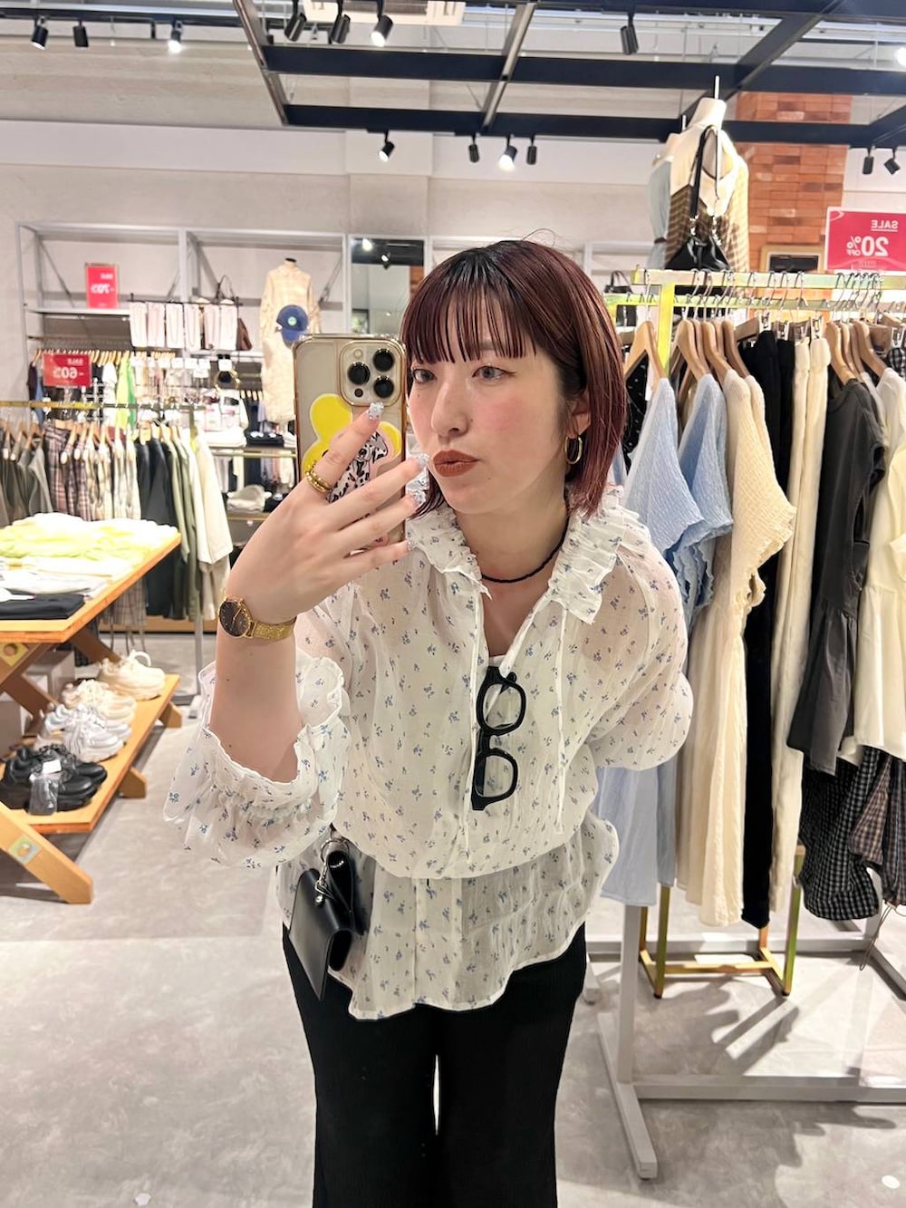 ブラック系のTシャツ/カットソー、その他のシャツ/ブラウス、ブラック系のサンダルを着用したレディースの秋コーディネートの7枚目の写真
