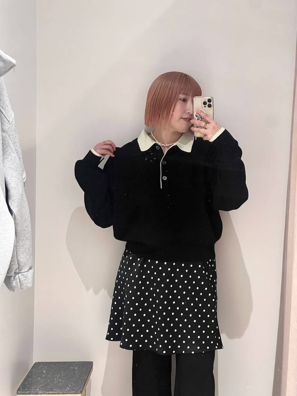 ブラック系のスカート、ブラック系のパンプス、ブラック系のニット/セーターを着用したレディースの冬コーディネートの2枚目の写真