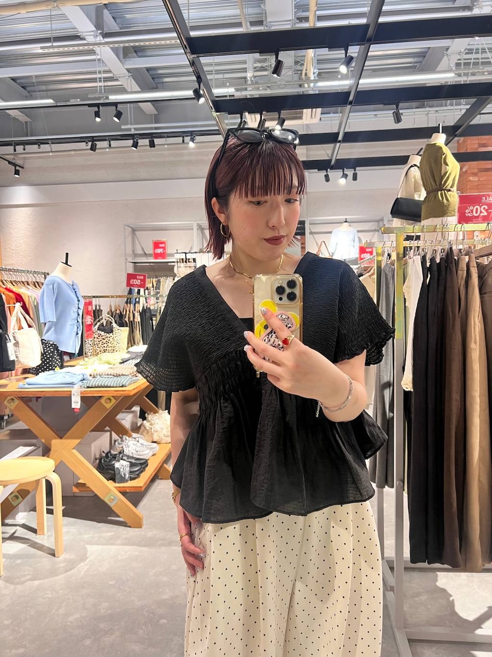 ホワイト系のスウェットパンツ、ブラック系のタンクトップ、ブラック系のサンダルを着用したレディースの夏コーディネートの6枚目の写真