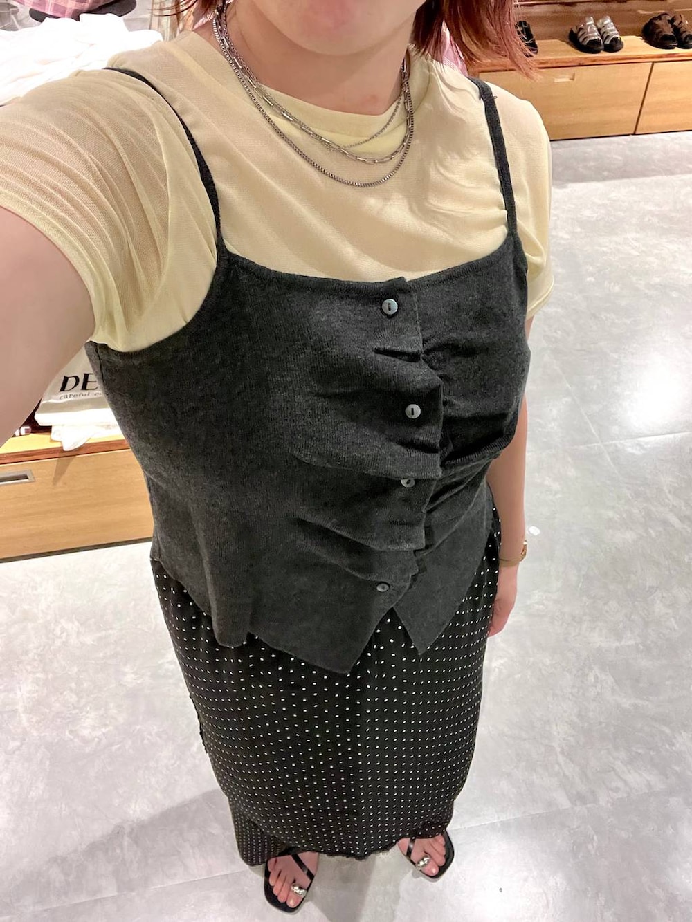 ブラック系のその他パンツ、グレー系のキャミソール、ゴールド系のTシャツ/カットソーを着用したレディースの夏コーディネートの4枚目の写真