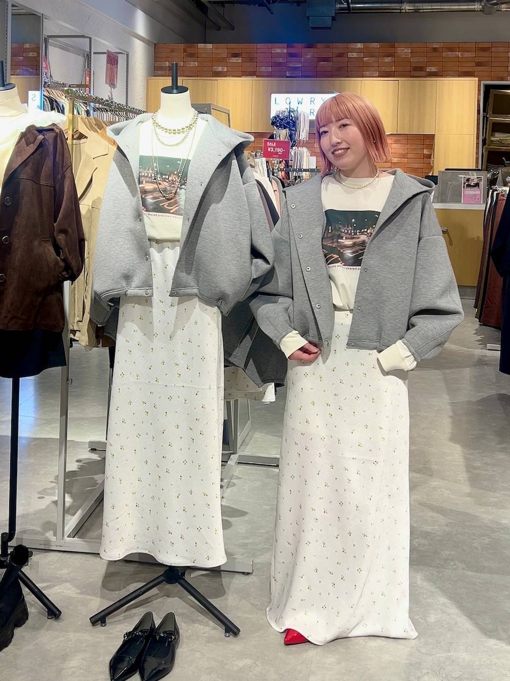 ホワイト系のスカート、レッド系のパンプス、グレー系のブルゾンを着用したレディースの冬コーディネートの6枚目の写真