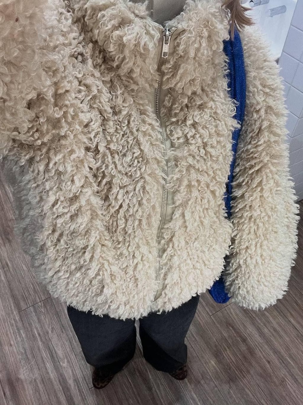 ブラック系のデニムパンツ、その他のローファー、ホワイト系のブルゾンを着用したレディースの冬コーディネートの3枚目の写真