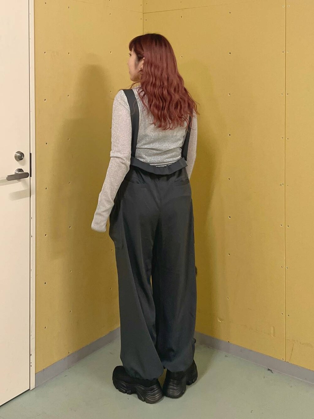 グレー系のワンピース、ブラック系のブーツ、グレー系のTシャツ/カットソーを着用したレディースの秋コーディネートの3枚目の写真