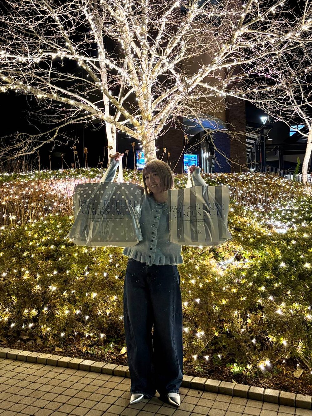 ブルー系のデニムパンツ、シルバー系のパンプス、ブルー系のニット/セーターを着用したレディースの冬コーディネートの3枚目の写真