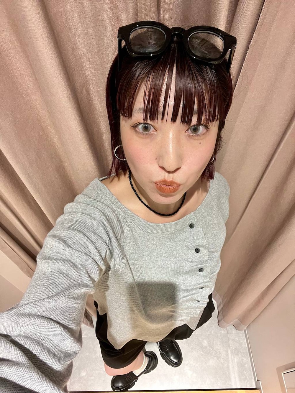 グレー系のニット/セーター、ブラック系のローファー、ブラック系のその他パンツを着用したレディースの秋コーディネートの3枚目の写真